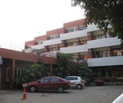 https://imgcld.yatra.com/ytimages/image/upload/t_hotel_yatra_city_desktop/v1433590948/Domestic Hotels/Hotels_Chandigarh/Hotel Park View/View_from_Outside.jpg